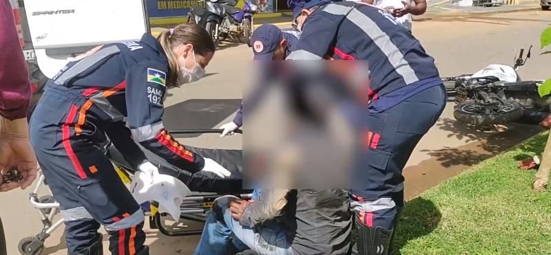 Motociclista escapa da morte após perder controle da direção e cair embaixo de caminhonete em Ariquemes