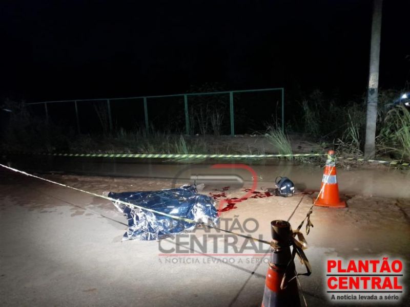 Jovem morre ao colidir com motocicleta em poste de iluminação Jovem morre ao colidir com motocicleta em poste de iluminação