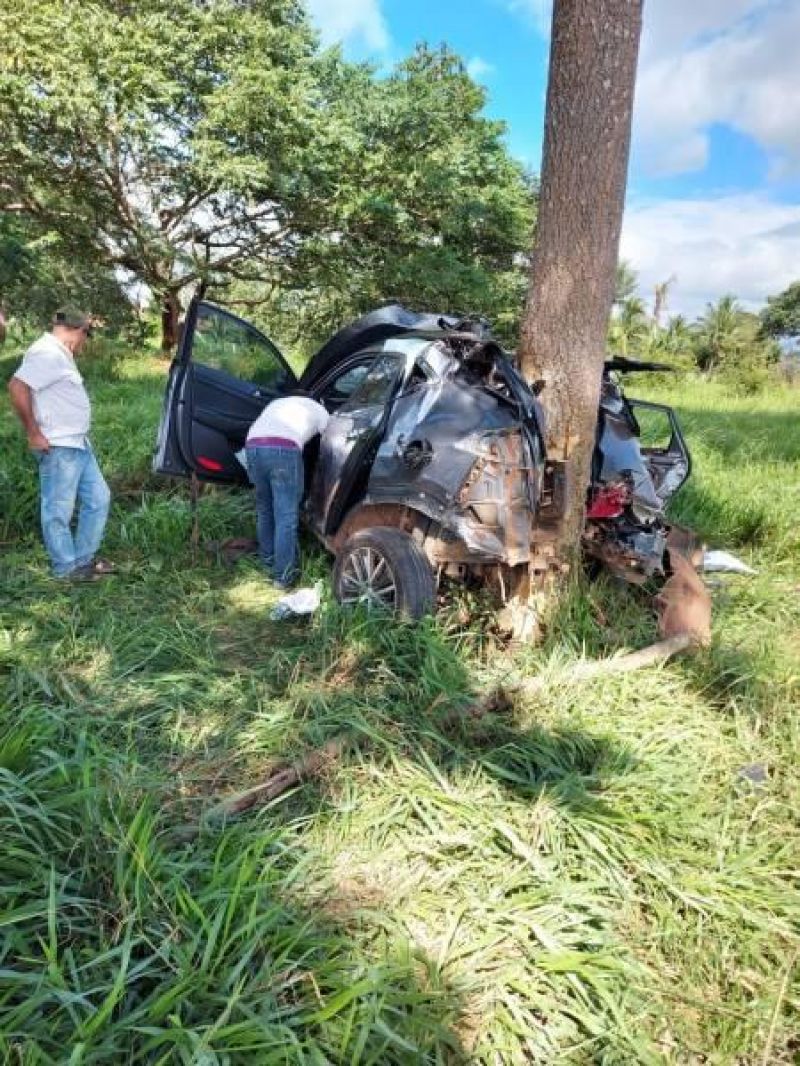 Médico é socorrido pelo Corpo de Bombeiros de Cerejeiras após acidente impressionante próximo a Corumbiara
