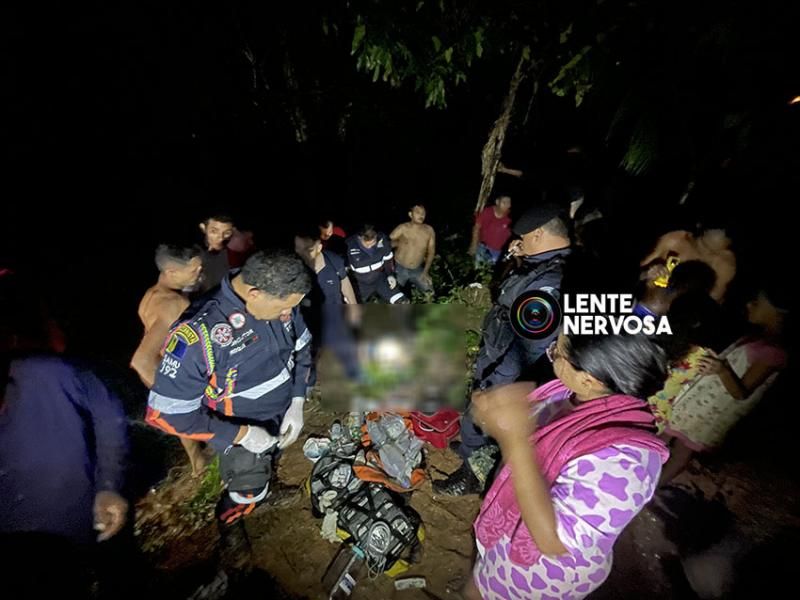 Carro com família é arrastado por correnteza e criança de 10 anos morre afogada em Porto Velho Carro com família é arrastado por correnteza e criança de 10 anos morre afogada em Porto Velho