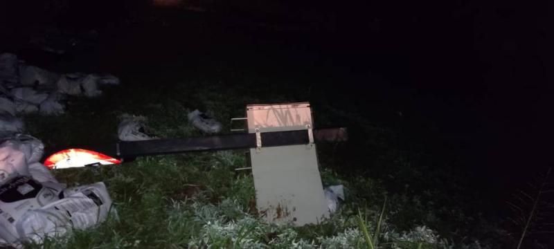 Carreta carregada de fertilizantes tomba na BR-364 em Vilhena Carreta carregada de fertilizantes tomba na BR-364 em Vilhena