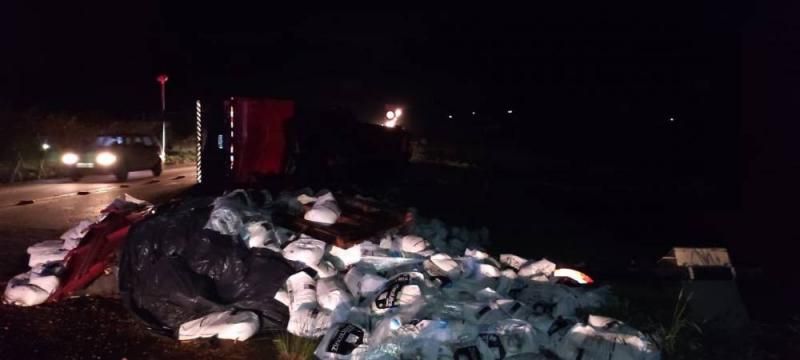 Carreta carregada de fertilizantes tomba na BR-364 em Vilhena Carreta carregada de fertilizantes tomba na BR-364 em Vilhena
