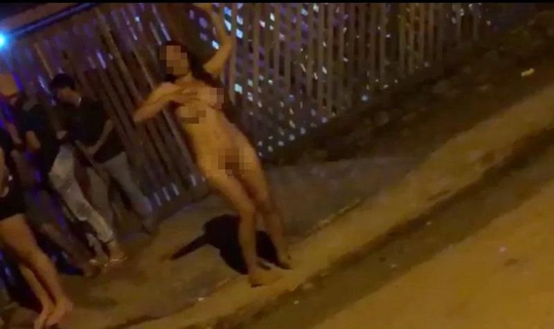Mulher protesta contra emprego de marido dançando nua na frente de seu local de trabalho em RO Mulher protesta contra emprego de marido dançando nua na frente de seu local de trabalho em RO