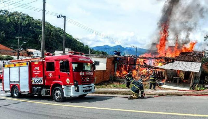 Mulher é agredida e tem apartamento destruído pelo ex-marido enciumado Mulher é agredida e tem apartamento destruído pelo ex-marido enciumado