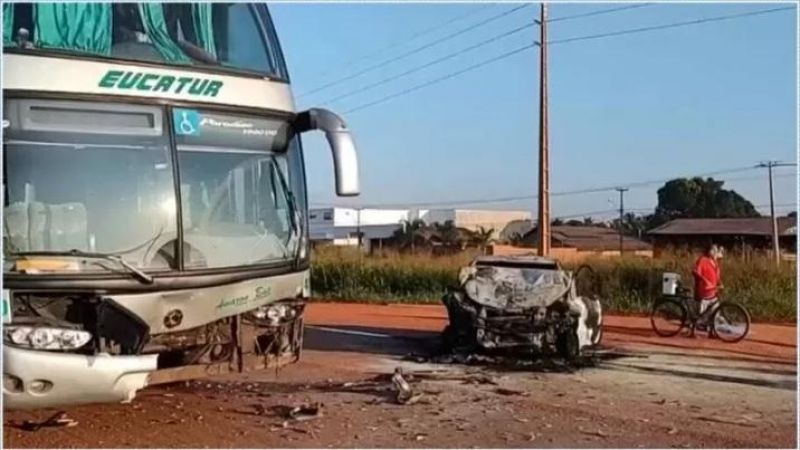 Colisão entre ônibus e carro deixa um morto e 2 gravemente feridos na BR-364 em distrito de Porto Velho; veja o vídeo