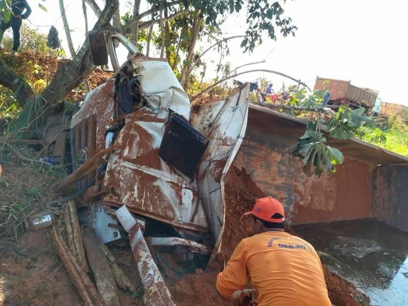 Homem morre após caminhão-caçamba despencar em rio em Parecis Homem morre após caminhão-caçamba despencar em rio em Parecis