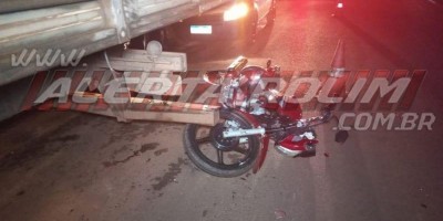 Motociclista é socorrido após bater na traseira de caminhão estacionado em Rolim de...