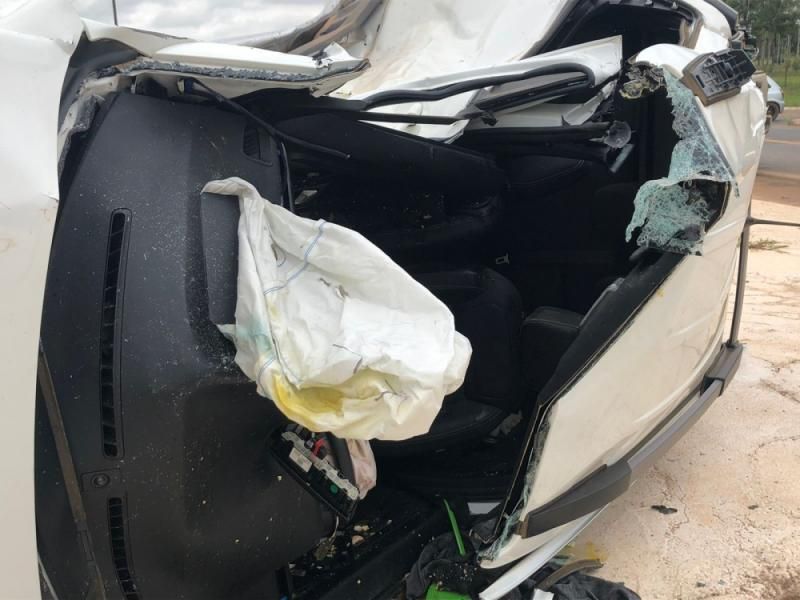 Motorista fica preso às ferragens após grave acidente na BR-364 em Jaru; veja vídeos