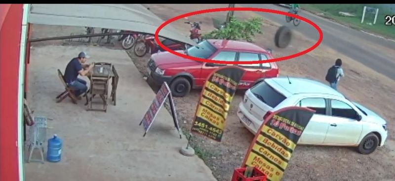 Roda se desprende de caminhão e atinge duas motos no Centro de Pimenta Bueno; veja vídeo Roda se desprende de caminhão e atinge duas motos no Centro de Pimenta Bueno; veja vídeo