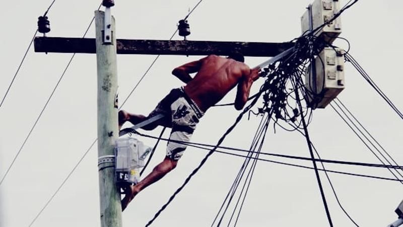Ladrão de fios se pendura em poste após ser surrado por populares em Porto Velho Ladrão de fios se pendura em poste após ser surrado por populares em Porto Velho