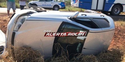 Carro tomba após colisão com outro carro na RO-010 em Rolim de Moura