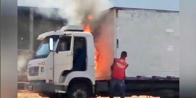 Caminhão pega fogo na av. Norte Sul em Rolim de Moura; veja o vídeo