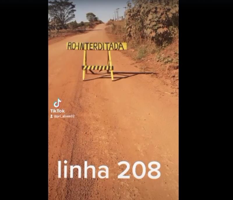 População interdita RO-492 (linha 208) por causa da poeira, em Rolim de Moura População interdita RO-492 (linha 208) por causa da poeira, em Rolim de Moura