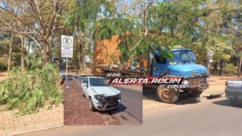 Rolim de Moura: Caminhão desce de ré desgovernado, atinge carro estacionado e danifica portal da Praça do Bosque; veja o vídeo Rolim de Moura: Caminhão desce de ré desgovernado, atinge carro estacionado e danifica portal da Praça do Bosque; veja o vídeo