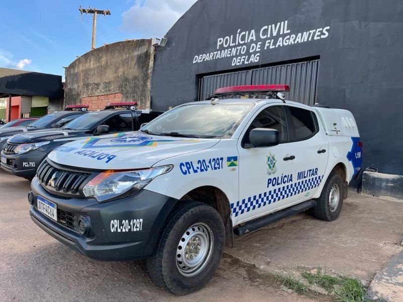 Criança é encontrada sozinha em praça enquanto os pais saíram para beber Criança é encontrada sozinha em praça enquanto os pais saíram para beber