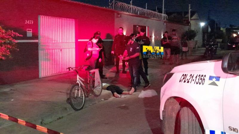 Adolescente de 16 anos é morto com tiro na cabeça em Porto Velho; Câmera de segurança registrou momento do crime (imagem forte) Adolescente de 16 anos é morto com tiro na cabeça em Porto Velho; Câmera de segurança registrou momento do crime (imagem forte)