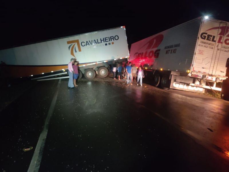Acidente envolvendo três carretas interdita BR-364 próximo a Vilhena Acidente envolvendo três carretas interdita BR-364 próximo a Vilhena
