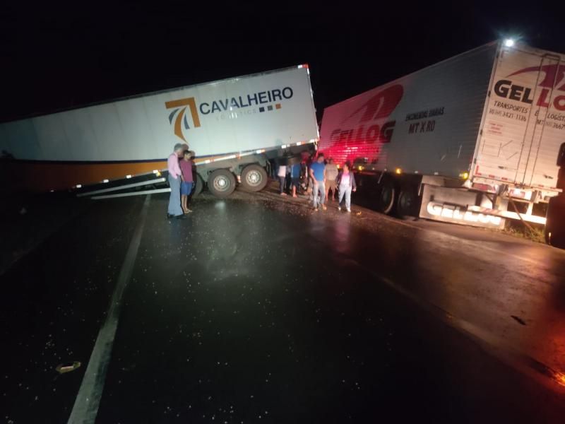 Acidente envolvendo três carretas interdita BR-364 próximo a Vilhena Acidente envolvendo três carretas interdita BR-364 próximo a Vilhena