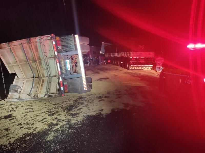 Acidente envolvendo três carretas interdita BR-364 próximo a Vilhena Acidente envolvendo três carretas interdita BR-364 próximo a Vilhena