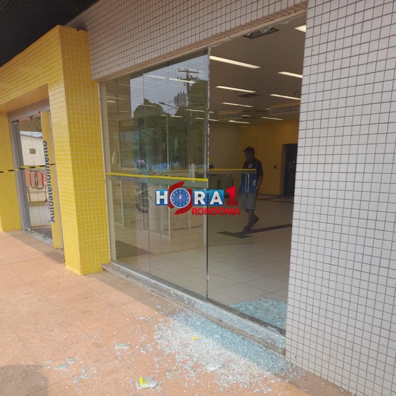 Bandidos tentam explodir caixa eletrônico do Banco do Brasil em Candeias do Jamari Bandidos tentam explodir caixa eletrônico do Banco do Brasil em Candeias do Jamari