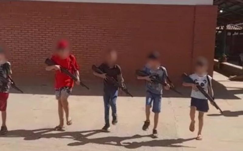 Crianças aparecem em vídeo marchando com réplicas de armas em escola de GO; veja vídeo Crianças aparecem em vídeo marchando com réplicas de armas em escola de GO; veja vídeo