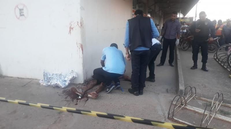 Atualizada: Durante bebedeira, homem mata o próprio amigo a facadas no meio da rua, em Ji-Paraná Atualizada: Durante bebedeira, homem mata o próprio amigo a facadas no meio da rua, em Ji-Paraná
