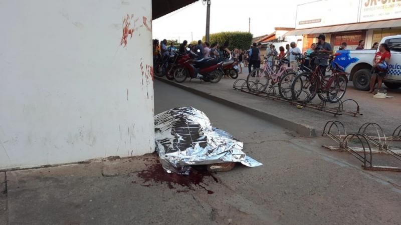 Atualizada: Durante bebedeira, homem mata o próprio amigo a facadas no meio da rua, em Ji-Paraná Atualizada: Durante bebedeira, homem mata o próprio amigo a facadas no meio da rua, em Ji-Paraná