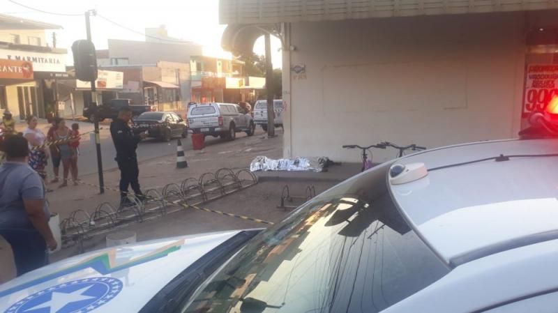 Atualizada: Durante bebedeira, homem mata o próprio amigo a facadas no meio da rua, em Ji-Paraná Atualizada: Durante bebedeira, homem mata o próprio amigo a facadas no meio da rua, em Ji-Paraná