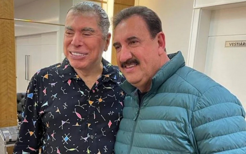 Afastado do SBT, Silvio Santos volta ao Jassa e posa em foto com Ratinho Afastado do SBT, Silvio Santos volta ao Jassa e posa em foto com Ratinho