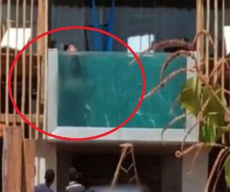 Casal fazendo sexo em piscina transparente em pousada de frente à praia; veja o vídeo Casal fazendo sexo em piscina transparente em pousada de frente à praia; veja o vídeo