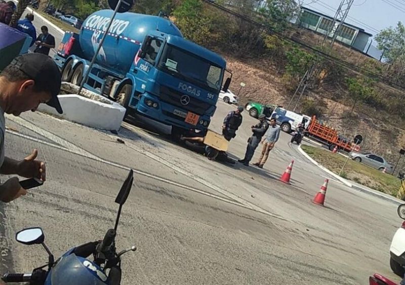 Homem morre esmagado por caminhão de gás na BR-319 Homem morre esmagado por caminhão de gás na BR-319