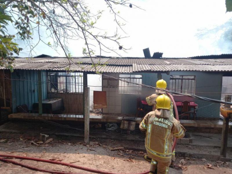 Incêndio destrói residência na zona rural de Santa Luzia; veja o vídeo Incêndio destrói residência na zona rural de Santa Luzia; veja o vídeo