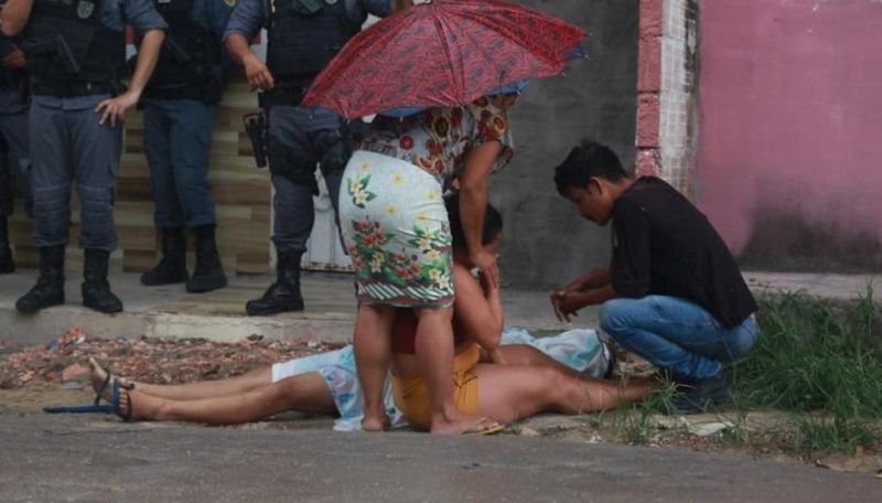 Jovem de 16 anos é morto a tiros por bandidos em moto em Manaus Jovem de 16 anos é morto a tiros por bandidos em moto em Manaus