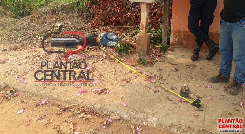 Jovem e morto a facadas após noite de bebedeira em RO Jovem e morto a facadas após noite de bebedeira em RO