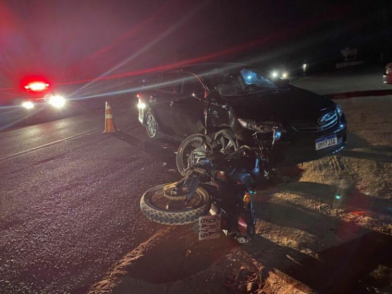 Motociclista é socorrido ao hospital após colidir com carro em Nova Brasilândia Motociclista é socorrido ao hospital após colidir com carro em Nova Brasilândia