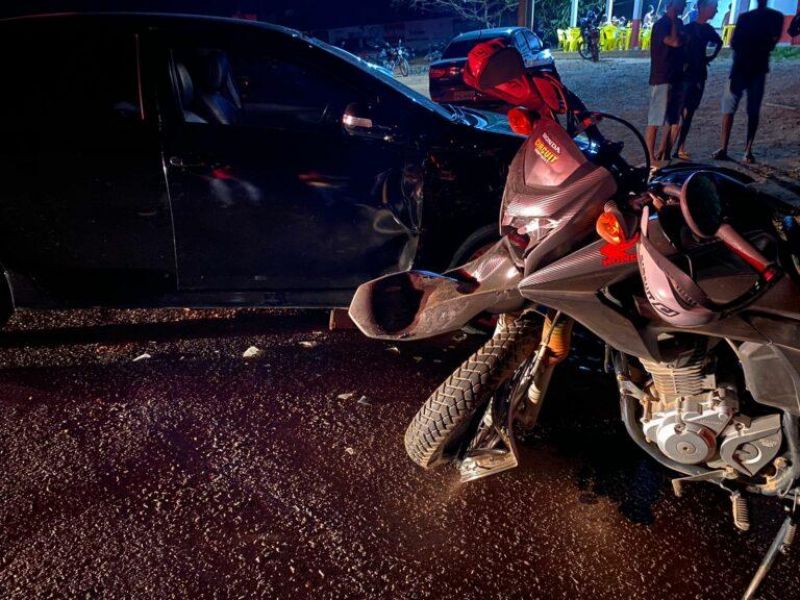 Motociclista é socorrido ao hospital após colidir com carro em Nova Brasilândia Motociclista é socorrido ao hospital após colidir com carro em Nova Brasilândia