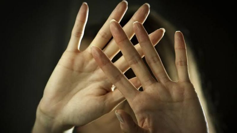 Mulher é surrada após ser acusada de ter relações com o filho Mulher é surrada após ser acusada de ter relações com o filho