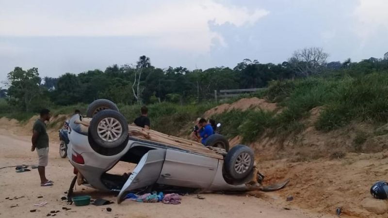 Carro capota na zona rural de Nova Mamoré e irmãs de 7 e 2 anos morrem Carro capota na zona rural de Nova Mamoré e irmãs de 7 e 2 anos morrem