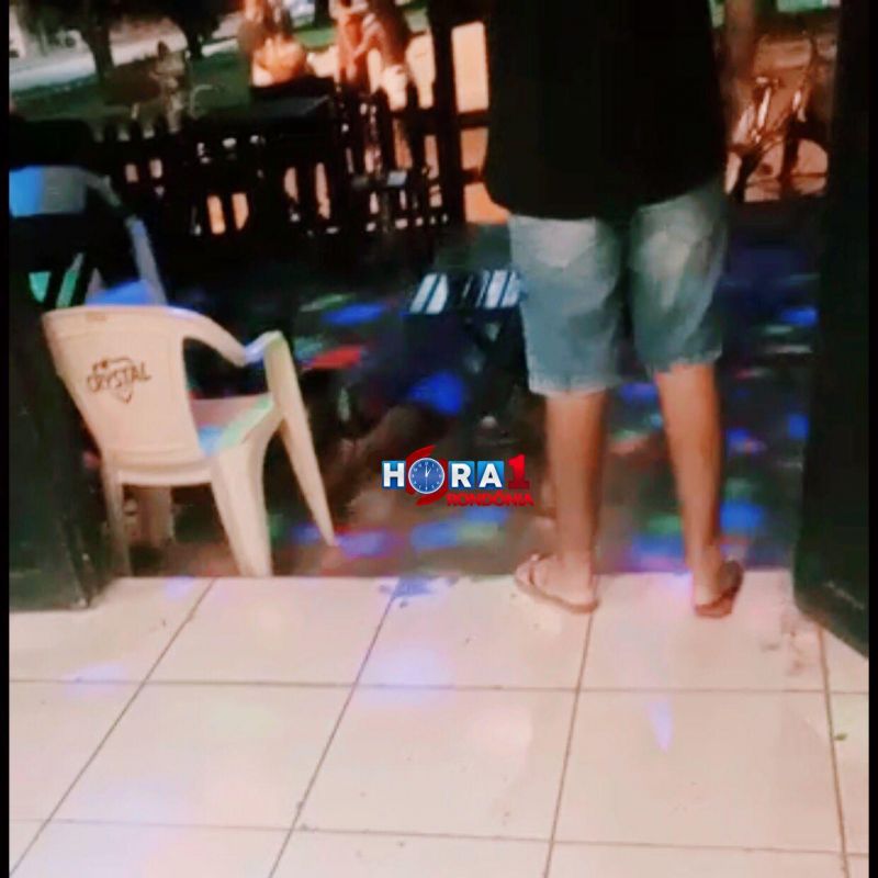 Homem é executado a tiros em tabacaria em Candeias do Jamari Homem é executado a tiros em tabacaria em Candeias do Jamari
