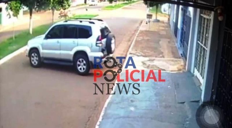 Idoso dá ré com veículo, perde o controle e atinge residência em Vilhena; veja o vídeo Idoso dá ré com veículo, perde o controle e atinge residência em Vilhena; veja o vídeo