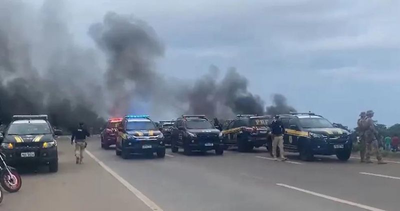 MP pede que PRF detalhe ações para liberar rodovias federais após atos contra derrota de Bolsonaro MP pede que PRF detalhe ações para liberar rodovias federais após atos contra derrota de Bolsonaro