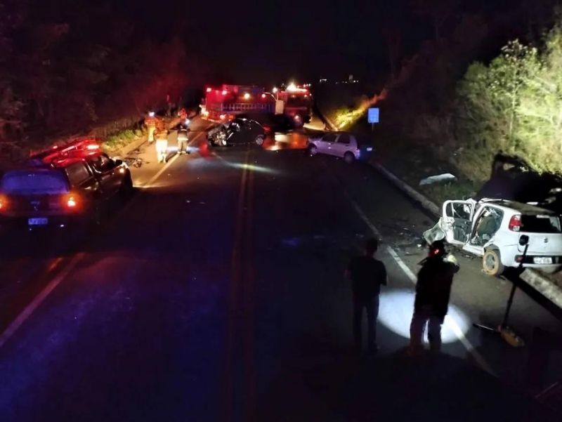 Sete pessoas morrem em acidente envolvendo 4 carros em MG; Crianças de 02 e 07 anos estão entre as vítimas Sete pessoas morrem em acidente envolvendo 4 carros em MG; Crianças de 02 e 07 anos estão entre as vítimas