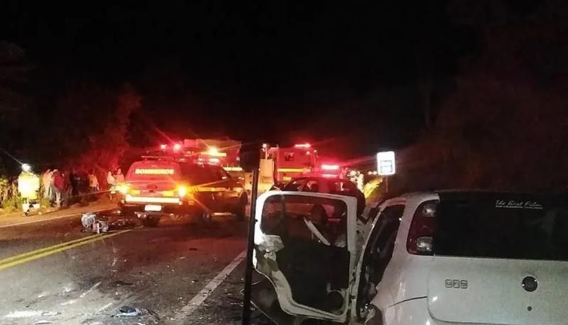 Sete pessoas morrem em acidente envolvendo 4 carros em MG; Crianças de 02 e 07 anos estão entre as vítimas Sete pessoas morrem em acidente envolvendo 4 carros em MG; Crianças de 02 e 07 anos estão entre as vítimas