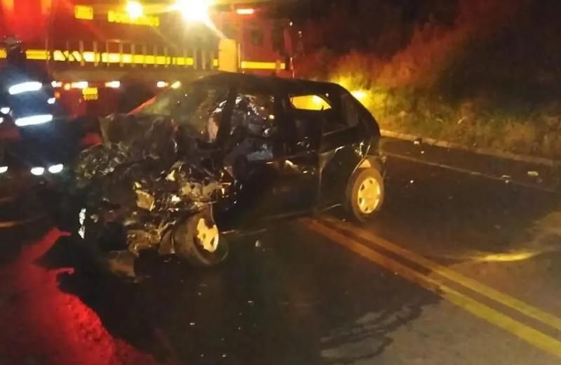 Sete pessoas morrem em acidente envolvendo 4 carros em MG; Crianças de 02 e 07 anos estão entre as vítimas Sete pessoas morrem em acidente envolvendo 4 carros em MG; Crianças de 02 e 07 anos estão entre as vítimas