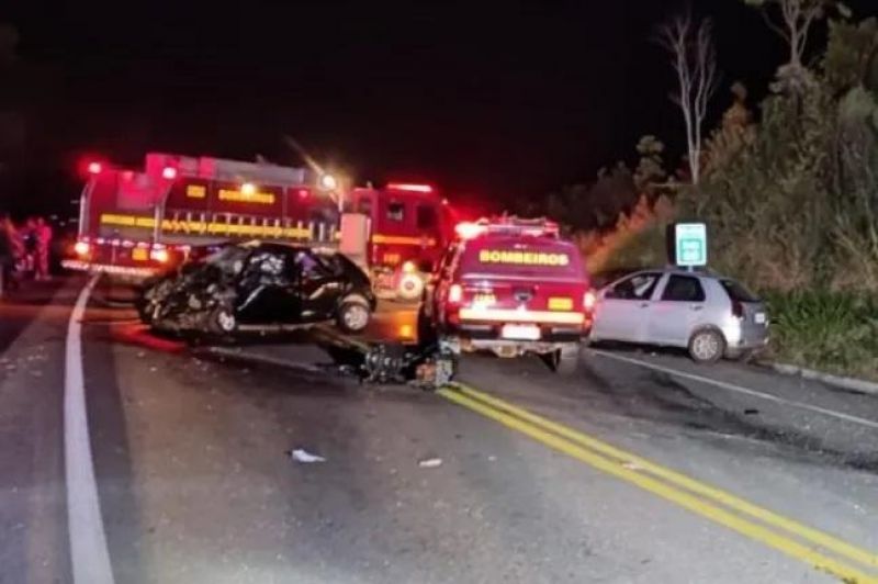 Sete pessoas morrem em acidente envolvendo 4 carros em MG; Crianças de 02 e 07 anos estão entre as vítimas Sete pessoas morrem em acidente envolvendo 4 carros em MG; Crianças de 02 e 07 anos estão entre as vítimas
