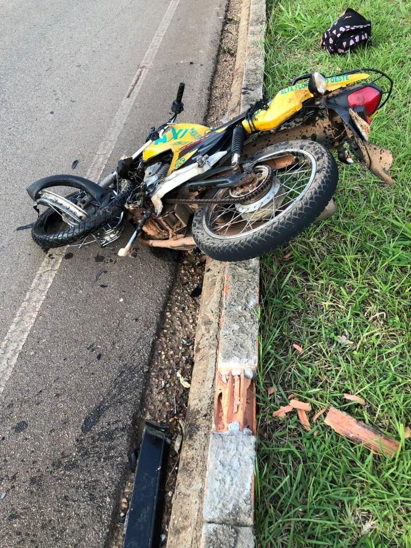 Grave acidente na RO-383 deixa uma vítima fatal e outra gravemente ferida em Alta Floresta; veja o vídeo (imagens fortes) Grave acidente na RO-383 deixa uma vítima fatal e outra gravemente ferida em Alta Floresta; veja o vídeo (imagens fortes)