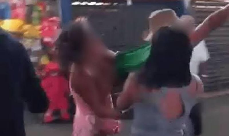 Inconformada, mulher invade casa e espanca atual do ex-marido Inconformada, mulher invade casa e espanca atual do ex-marido