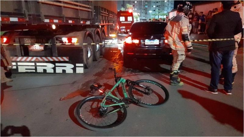 Mulher morre atropelada por carreta após ser atingida por carro em Porto Velho Mulher morre atropelada por carreta após ser atingida por carro em Porto Velho