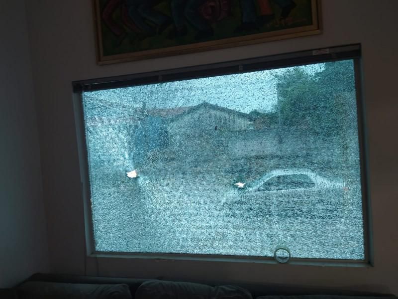 Prédio de jornal em Porto Velho é alvo de ataque a tiros; veja o vídeo Prédio de jornal em Porto Velho é alvo de ataque a tiros; veja o vídeo