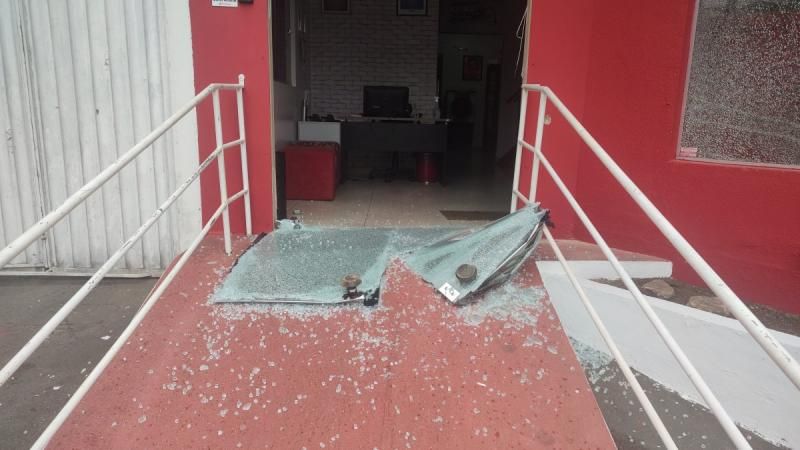 Prédio de jornal em Porto Velho é alvo de ataque a tiros; veja o vídeo Prédio de jornal em Porto Velho é alvo de ataque a tiros; veja o vídeo